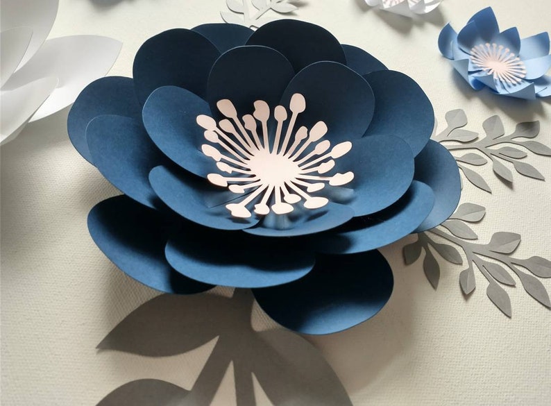Papierblumen-Set Marineblau Taubenblau Weiß Hellrosa 18-22cm Wanddeko