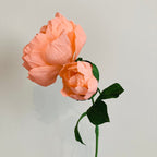 Korallenfarbene Pfingstrose aus Krepppapier, handgefertigter Blumenstiel