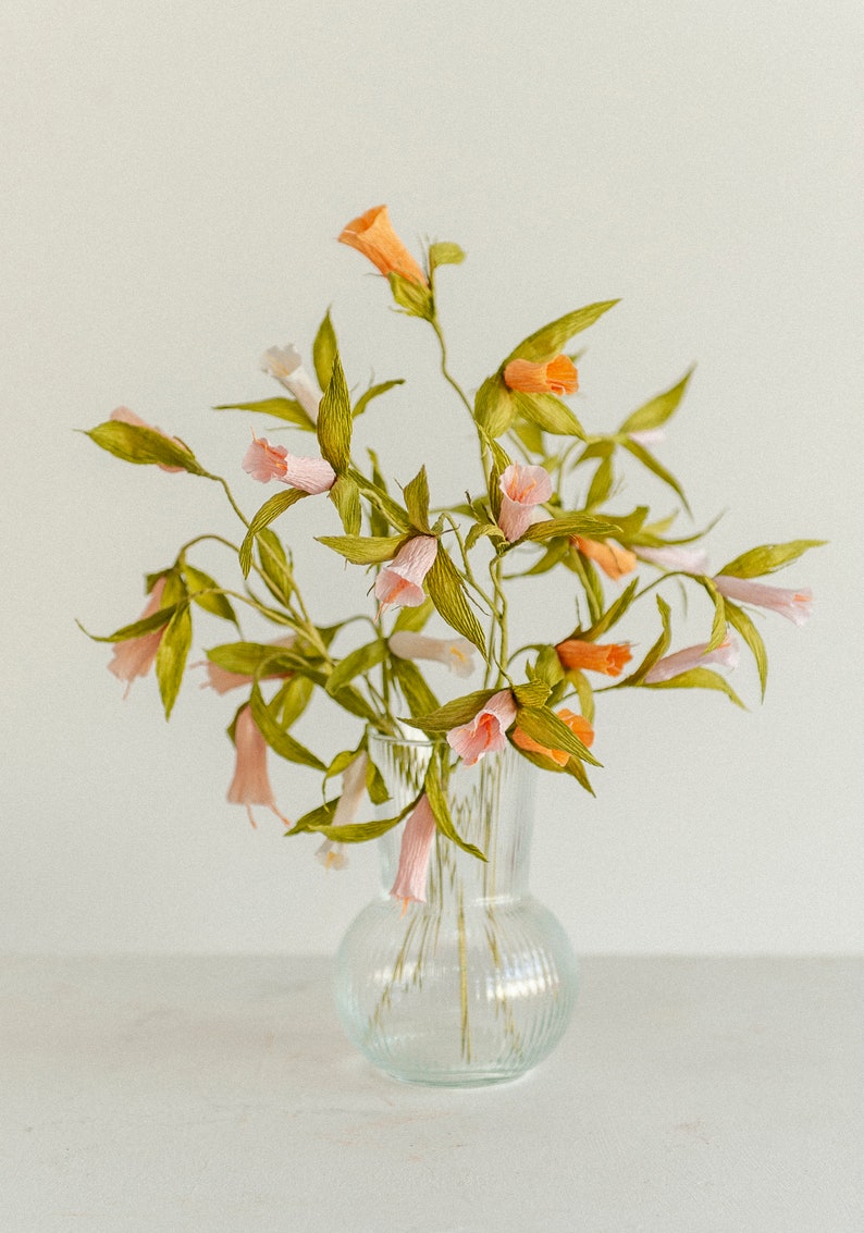 Glockenblumenstrauß aus italienischem Krepppapier, Höhe 39 cm, Drahtstiel anpassbar