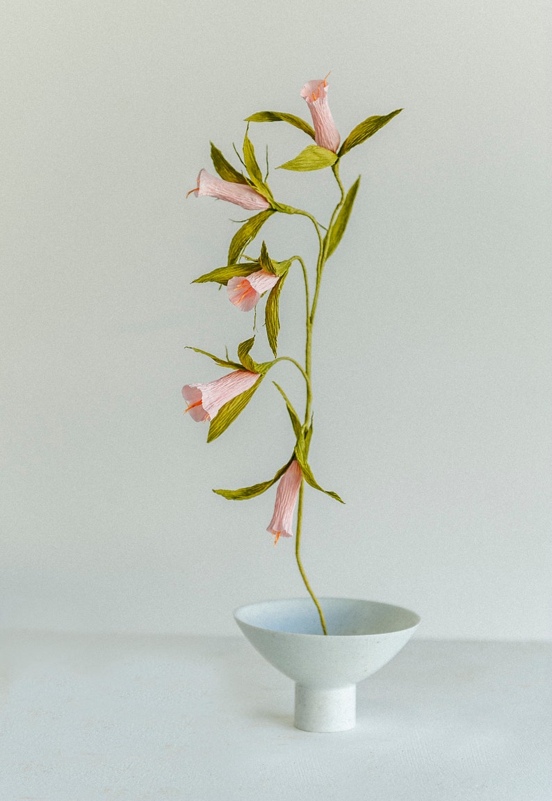Glockenblumenstrauß aus italienischem Krepppapier, Höhe 39 cm, Drahtstiel anpassbar
