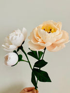 Pfingstrose aus Krepppapier, handgefertigte Kunstblume, realistische Blumendeko