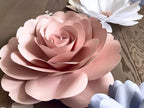Papierblumen Wanddeko Set mit Namensschild für Kinderzimmer, Rosa Weiß, 23cm Rosen