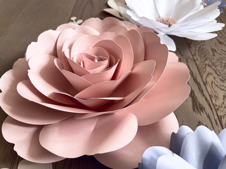 Papierblumen Wanddeko Set mit Namensschild für Kinderzimmer, Rosa Weiß, 23cm Rosen