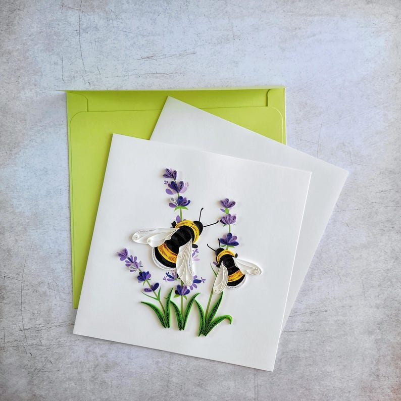 Quilling Grußkarte Bienen und Lavendel – Papierkunst Karte 15x15 cm mit Umschlag