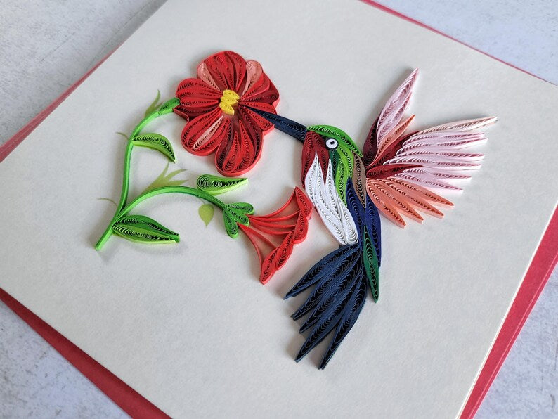 Quilling Grußkarte Kolibris mit roten Blumen - 3D Handgemachte Papierkunst für Geburtstag, Muttertag, Besondere Anlässe, 15x15 cm