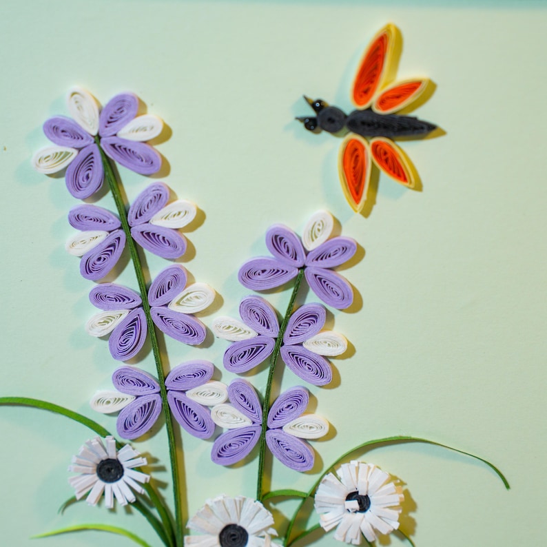Handgefertigtes Quilling-Blumenbild Lavendelstrauß mit Libelle, 24x24 cm, Kunststoffrahmen in Holzoptik