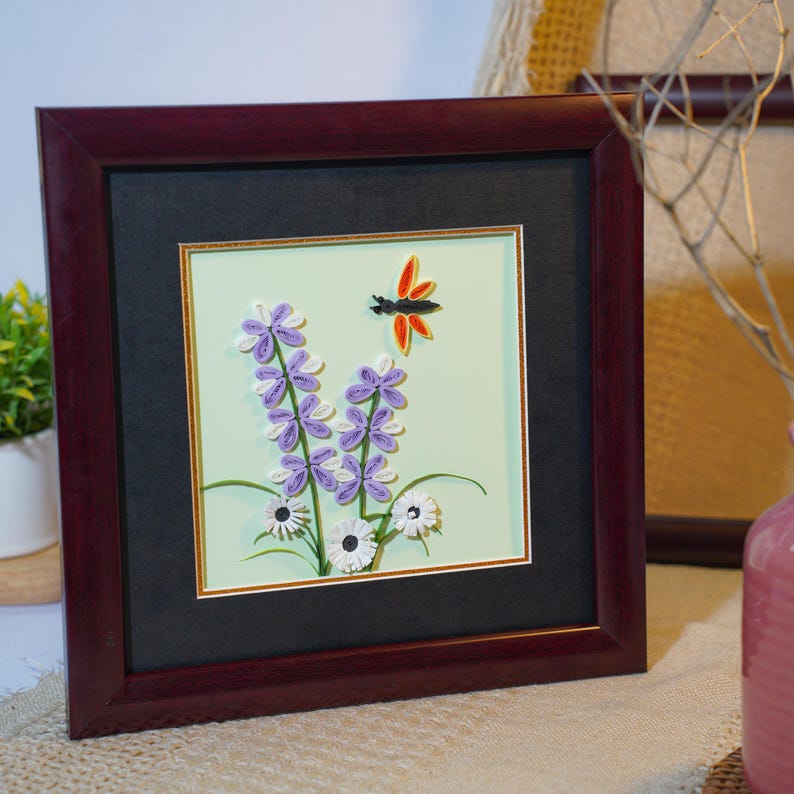 Handgefertigtes Quilling-Blumenbild Lavendelstrauß mit Libelle, 24x24 cm, Kunststoffrahmen in Holzoptik
