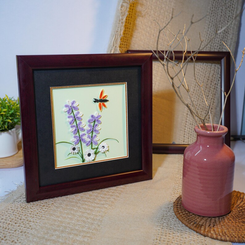 Handgefertigtes Quilling-Blumenbild Lavendelstrauß mit Libelle, 24x24 cm, Kunststoffrahmen in Holzoptik