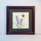 Handgefertigtes Quilling-Blumenbild Lavendelstrauß mit Libelle, 24x24 cm, Kunststoffrahmen in Holzoptik