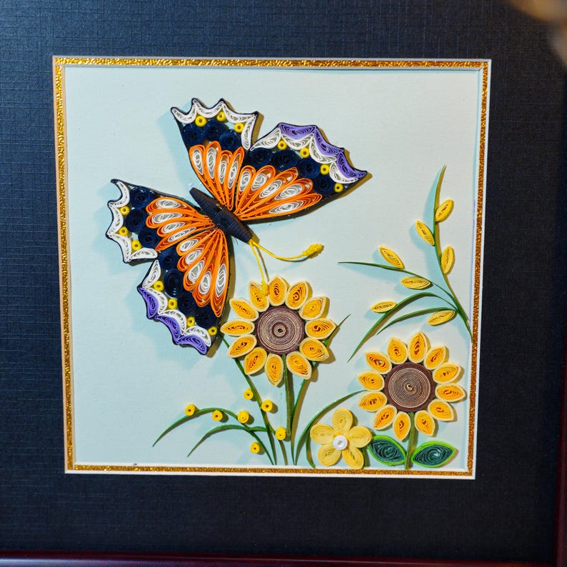 Quilling Schmetterling & Blumen Wandkunst, Gerahmtes 3D Papier Dekor, 24x24 cm, Handgefertigt