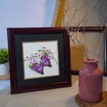 Quilling Schmetterling Wandkunst – Gerahmtes lila 3D Papier Kunstwerk 24x24 cm