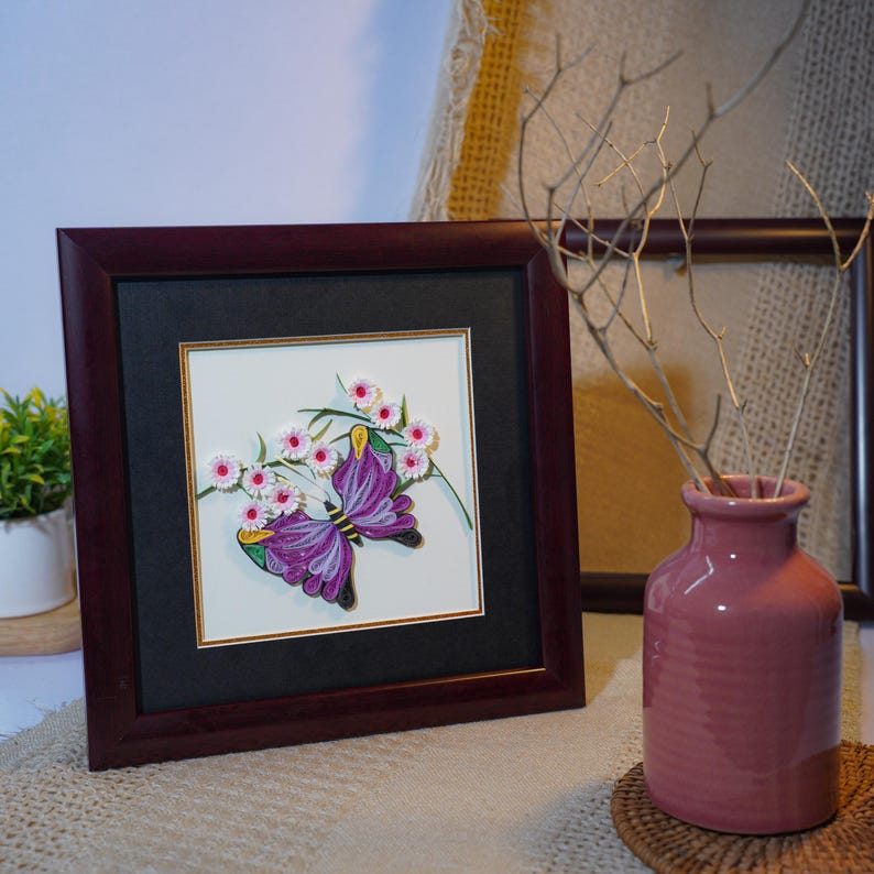 Quilling Schmetterling Wandkunst – Gerahmtes lila 3D Papier Kunstwerk 24x24 cm