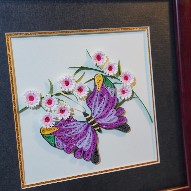 Quilling Schmetterling Wandkunst – Gerahmtes lila 3D Papier Kunstwerk 24x24 cm