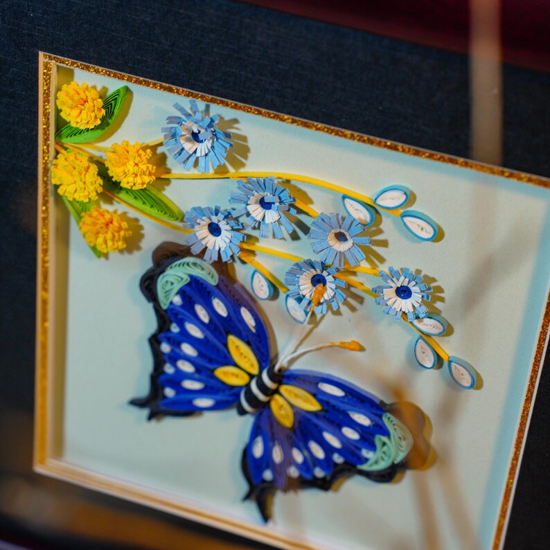 Quilling Wandkunst Schmetterling 3D Papierkunst Blau Gelb 24x24 cm Gerahmt