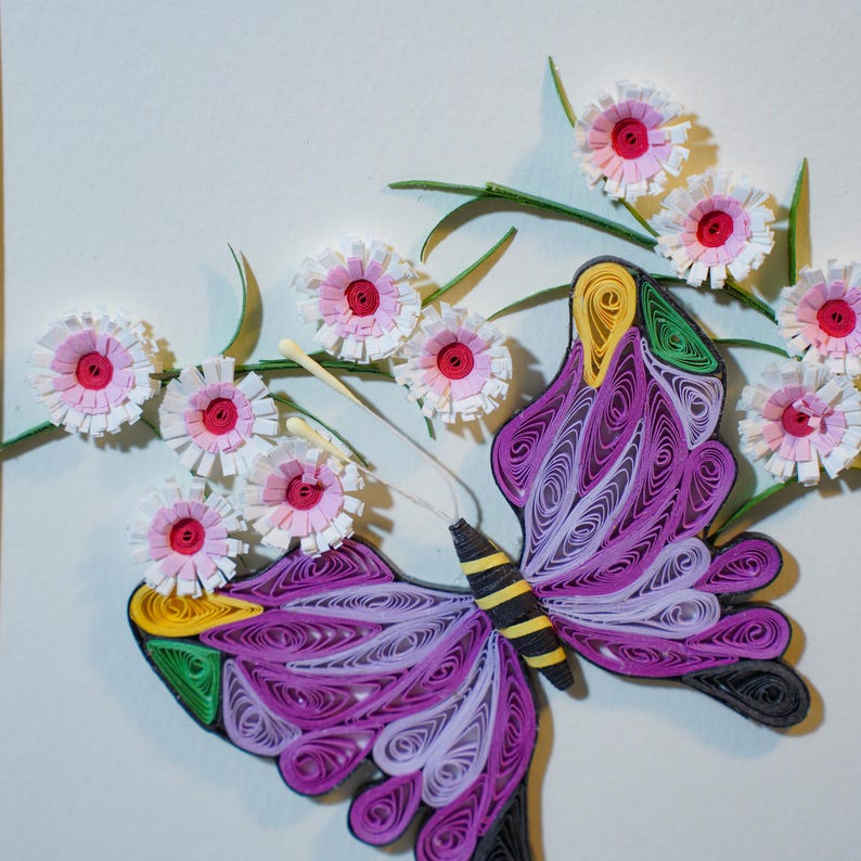 Quilling Schmetterling Wandkunst – Gerahmtes lila 3D Papier Kunstwerk 24x24 cm