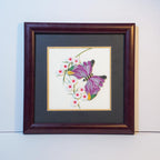 Quilling Schmetterling Wandkunst – Gerahmtes lila 3D Papier Kunstwerk 24x24 cm