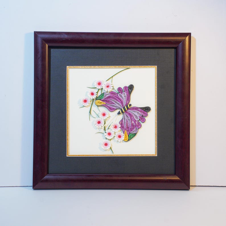 Quilling Schmetterling Wandkunst – Gerahmtes lila 3D Papier Kunstwerk 24x24 cm