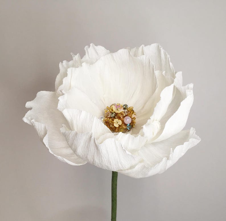 Künstliche Mohnblume aus Krepppapier, handgefertigt mit Schmucksteinen in der Mitte
