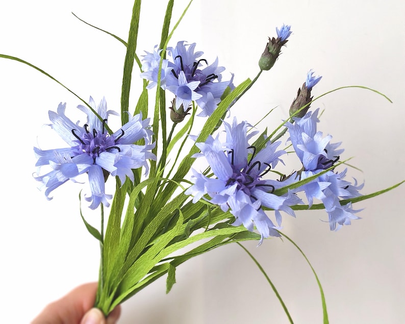 Kornblume aus Krepppapier mit Gras, handgefertigte Wildblumen-Dekoration, 30-35 cm