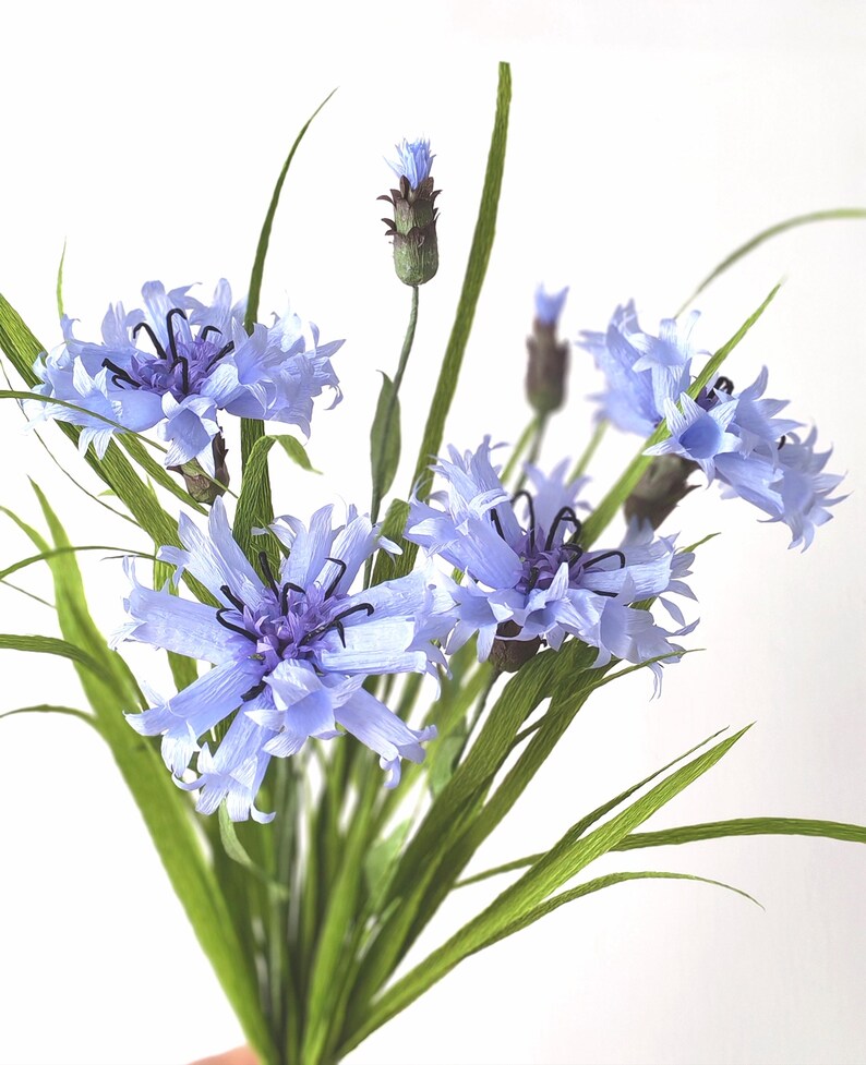 Kornblume aus Krepppapier mit Gras, handgefertigte Wildblumen-Dekoration, 30-35 cm