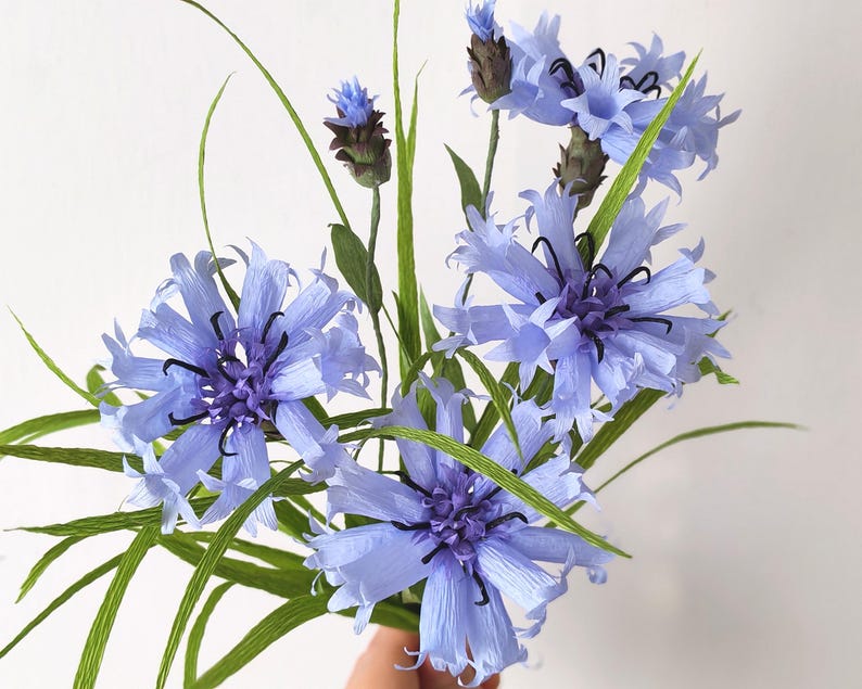 Kornblume aus Krepppapier mit Gras, handgefertigte Wildblumen-Dekoration, 30-35 cm