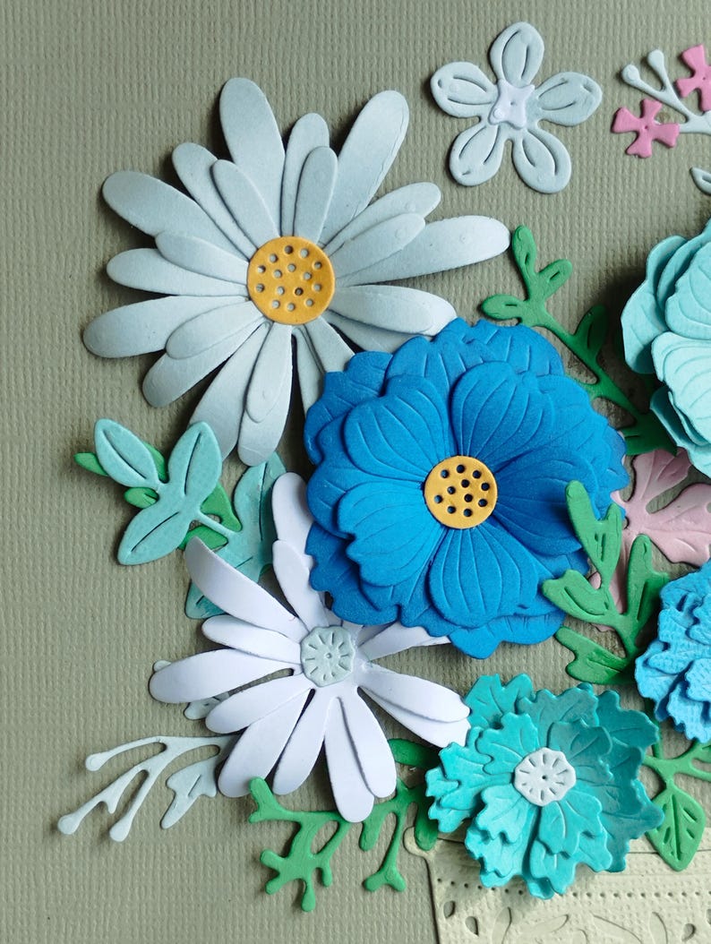 Dreidimensionales Papierblumenbild, geprägter blauer Blumenrahmen, Papierskulptur, florales Wandbild, 18x18 cm