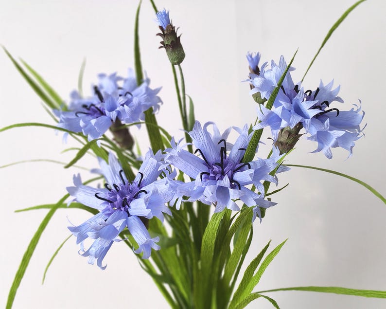 Kornblume aus Krepppapier mit Gras, handgefertigte Wildblumen-Dekoration, 30-35 cm