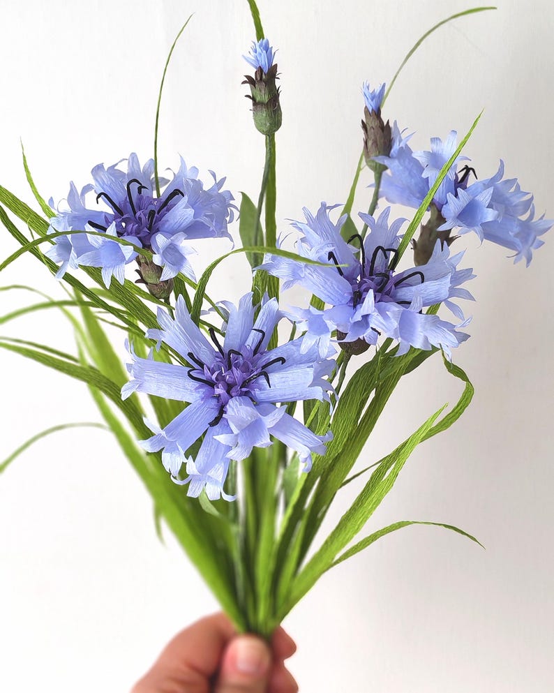 Kornblume aus Krepppapier mit Gras, handgefertigte Wildblumen-Dekoration, 30-35 cm