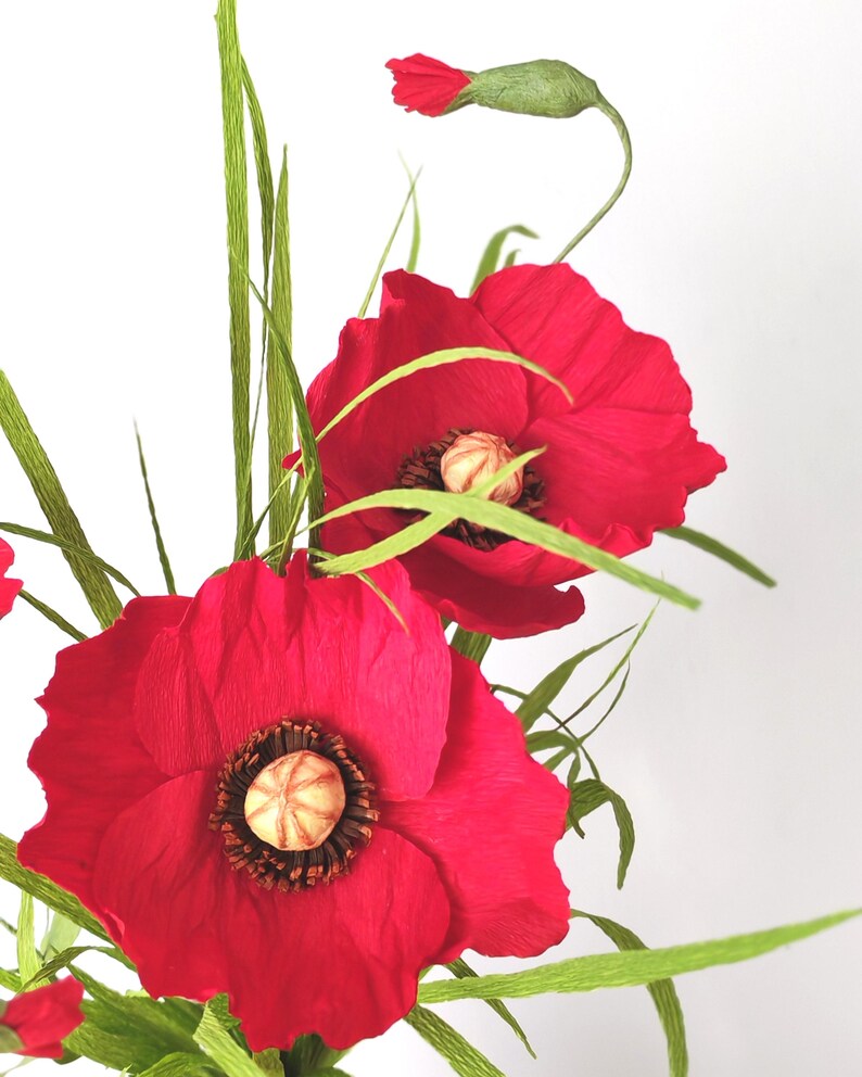 Handgefertigte Krepppapier-Mohnblumen mit Gras, Wildblumen-Hochzeitsdekoration