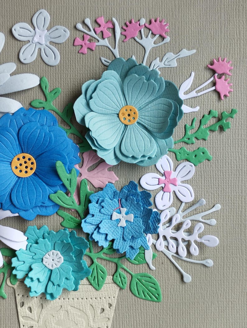 Dreidimensionales Papierblumenbild, geprägter blauer Blumenrahmen, Papierskulptur, florales Wandbild, 18x18 cm