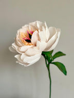 Pfingstrose aus Krepppapier, handgefertigte Kunstblume, realistische Blumendeko