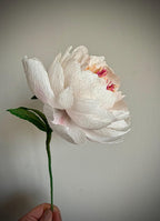 Pfingstrose aus Krepppapier, handgefertigte Kunstblume, realistische Blumendeko