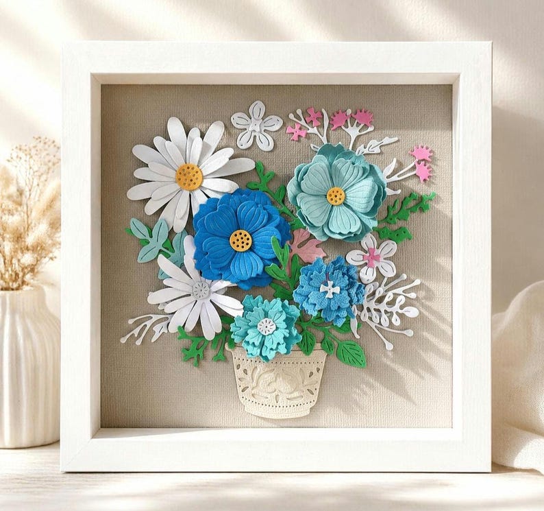 Dreidimensionales Papierblumenbild, geprägter blauer Blumenrahmen, Papierskulptur, florales Wandbild, 18x18 cm